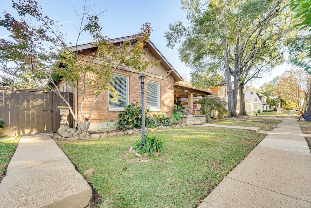 < 1 Mi to Dtwn Texarkana: Couple's Retreat w/ Yard