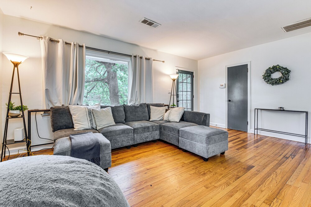 Walk to Golf: Cozy Home w/ Lush Yard in Atlanta!