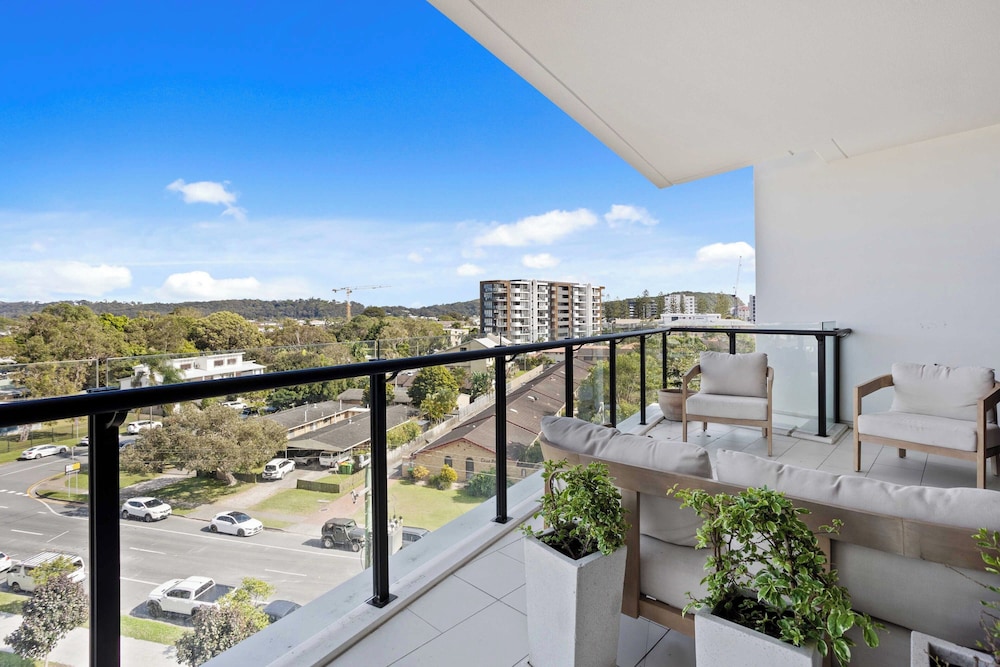 Palm Beach Luxury with Hinterland Views