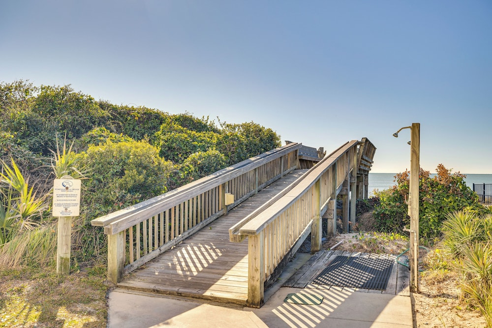 Walk to Beach: Emerald Isle Condo w/ Ocean View!