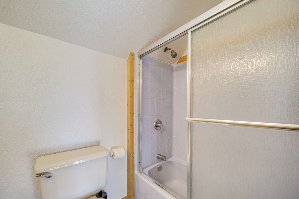 5 Mi to Dtwn Dripping Springs: Cabin w/ Jacuzzi!
