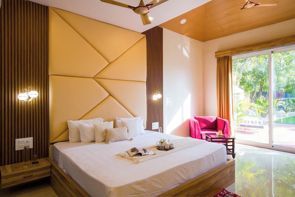 Alaya Stays 5BHK Roohmon's Farm Pvt Pool