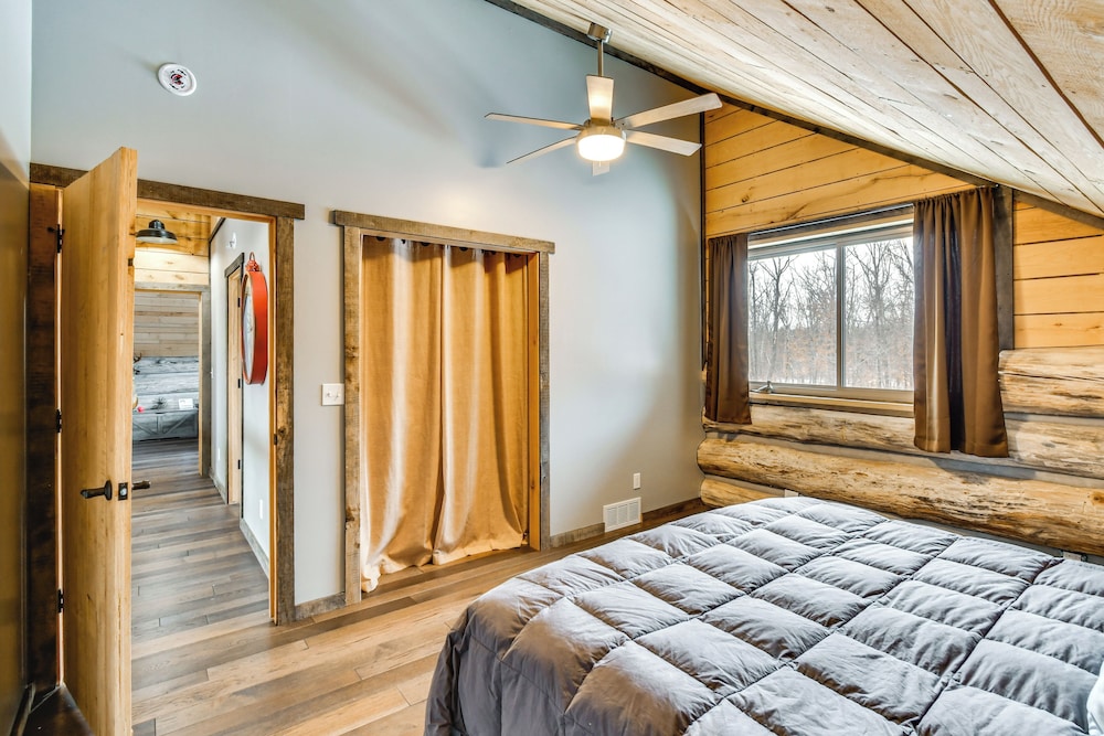 Perfect for Families: Custom-built Harrison Cabin!