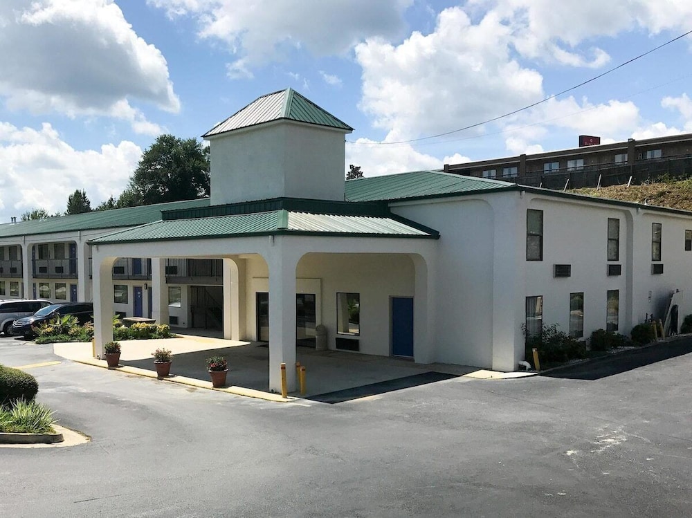 HomeTown Inn & Suites