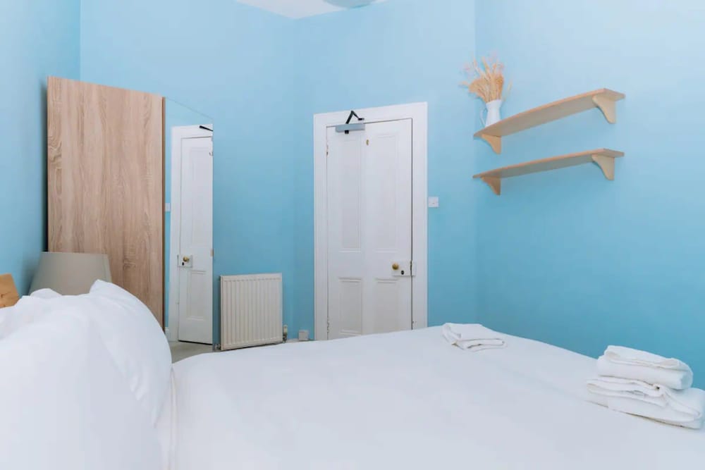 Spacious 3 Bedroom Flat in Edinburgh view 2