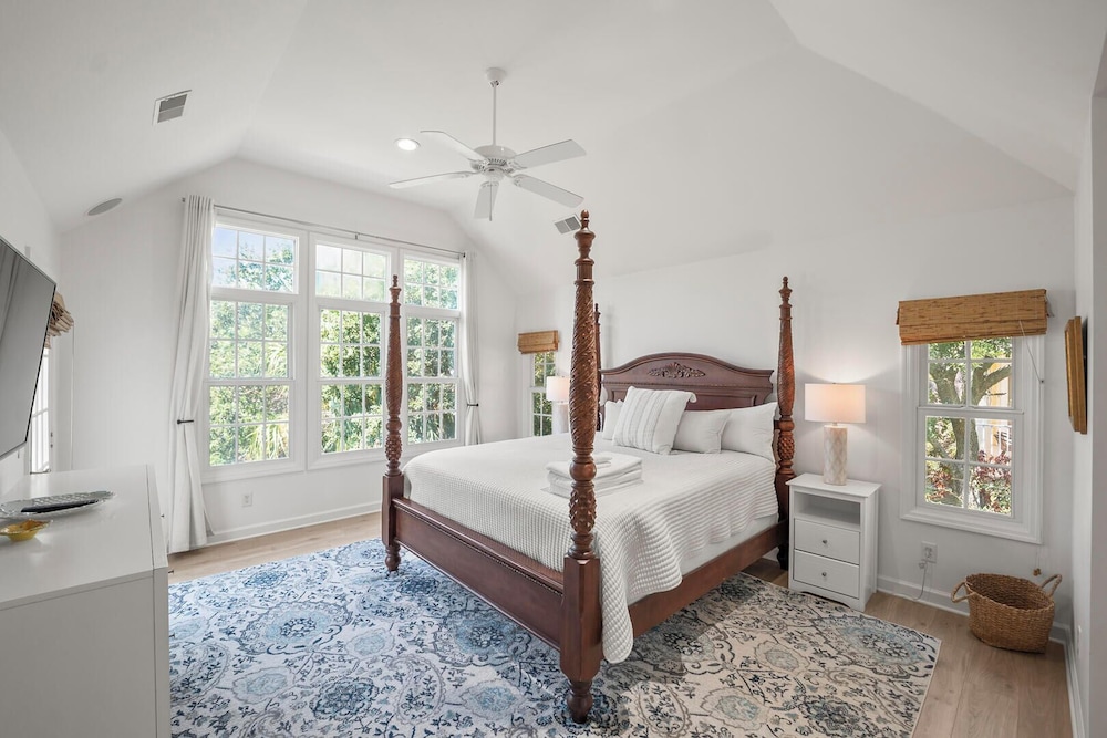723 Seahorse Road - Newly Renovated, 5-bedroom Oceanside Home