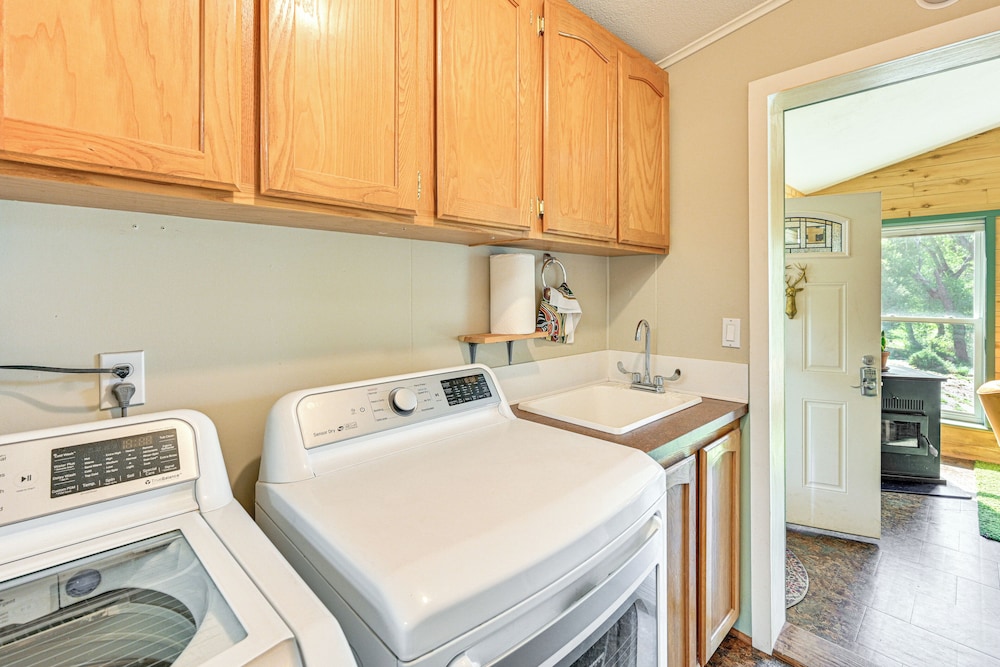 Creekside Buena Vista Retreat: Walk to Main St!