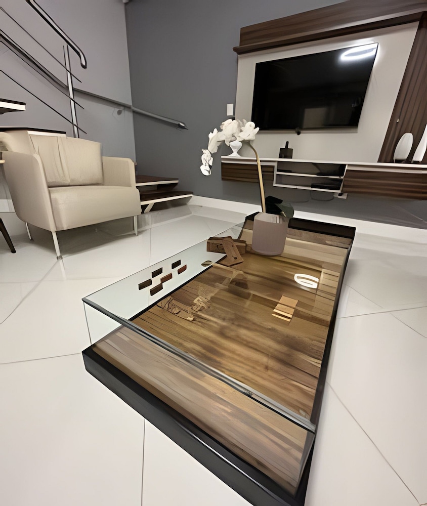 Casa com piscina 5 suites 1 quarto e AC