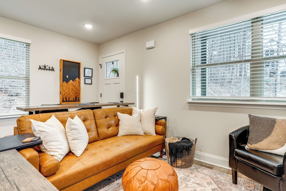 Ideal Location & Mountain Views: Chattanooga Home!