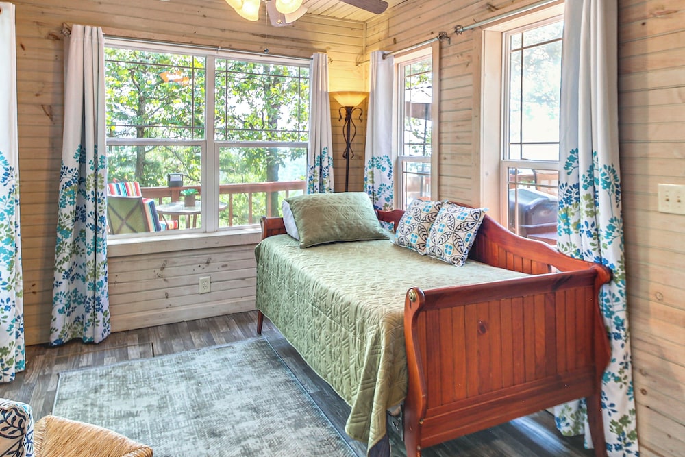 Outdoor Entertainment Area: Scenic Hot Springs Gem