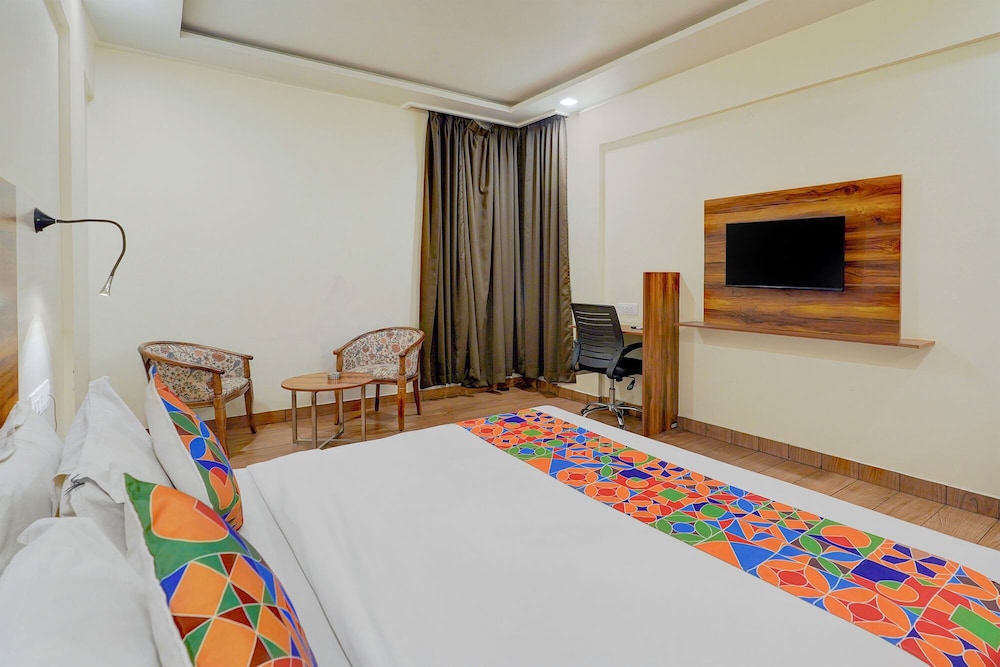 Fabhotel East Land