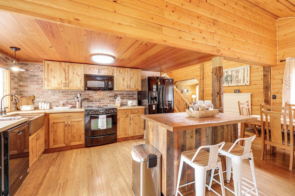 Private Hot Tub & Fire Pit: Pine Cabin Near Hiking