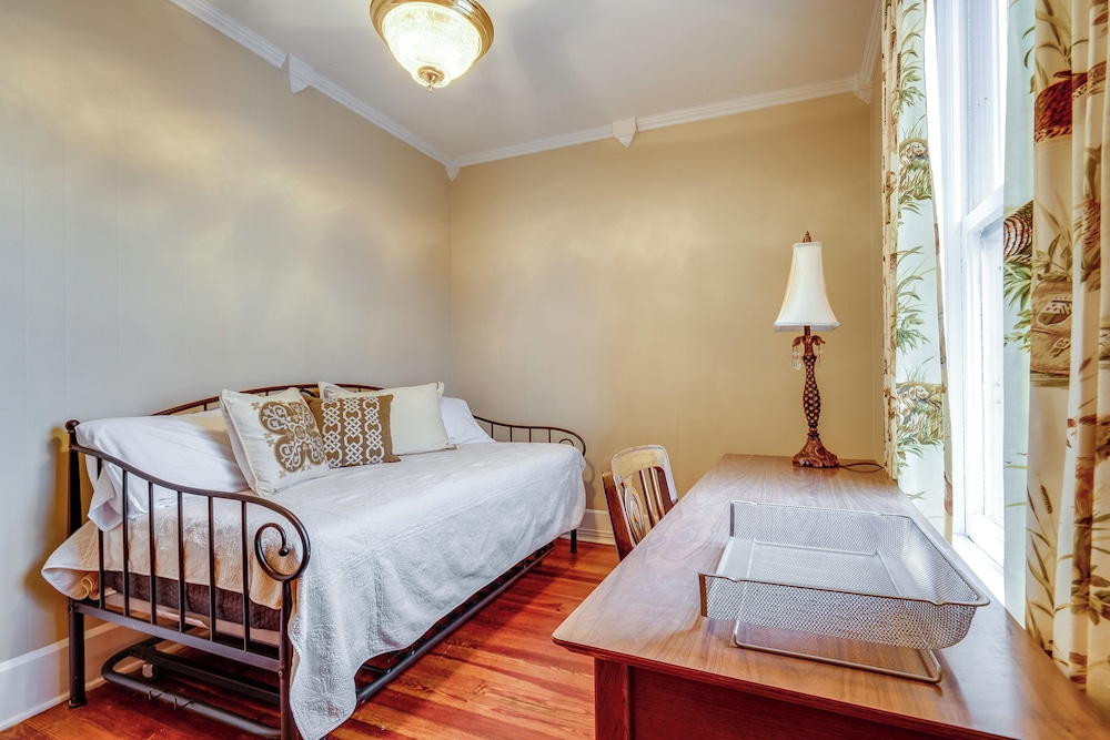 Walk to Garden & Restaurants: Zanesville Apartment