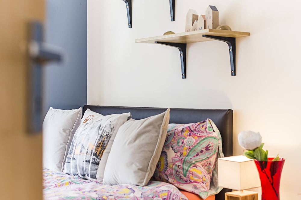Private Homely Bedroom in Kensington R2