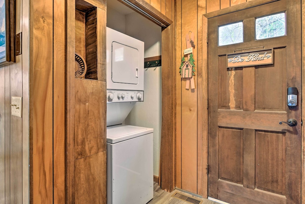 Cozy Maggie Valley Cabin, 1 Mi to Tube World! view 4