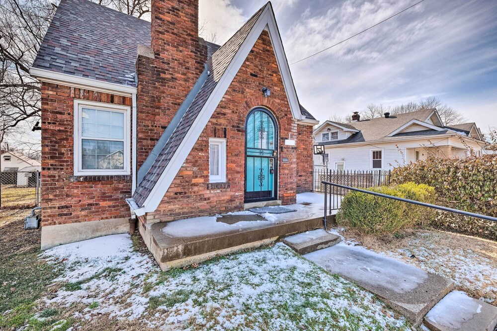 Pet-friendly Louisville Home: Near Distilleries!