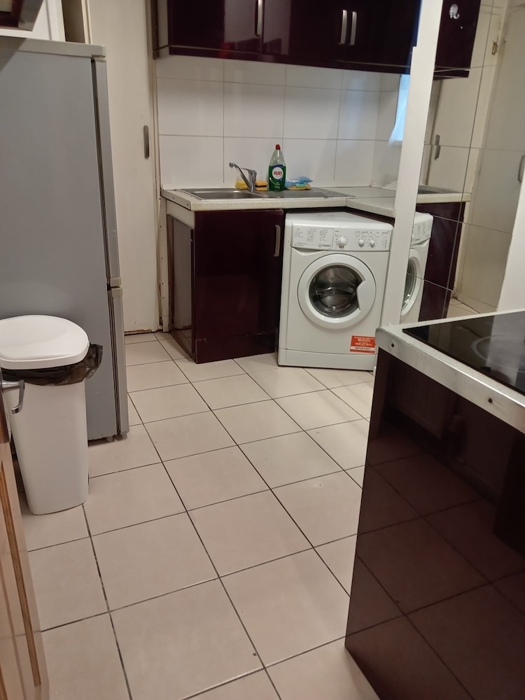 Luton Excellent 1 bed Apartment With Living Room