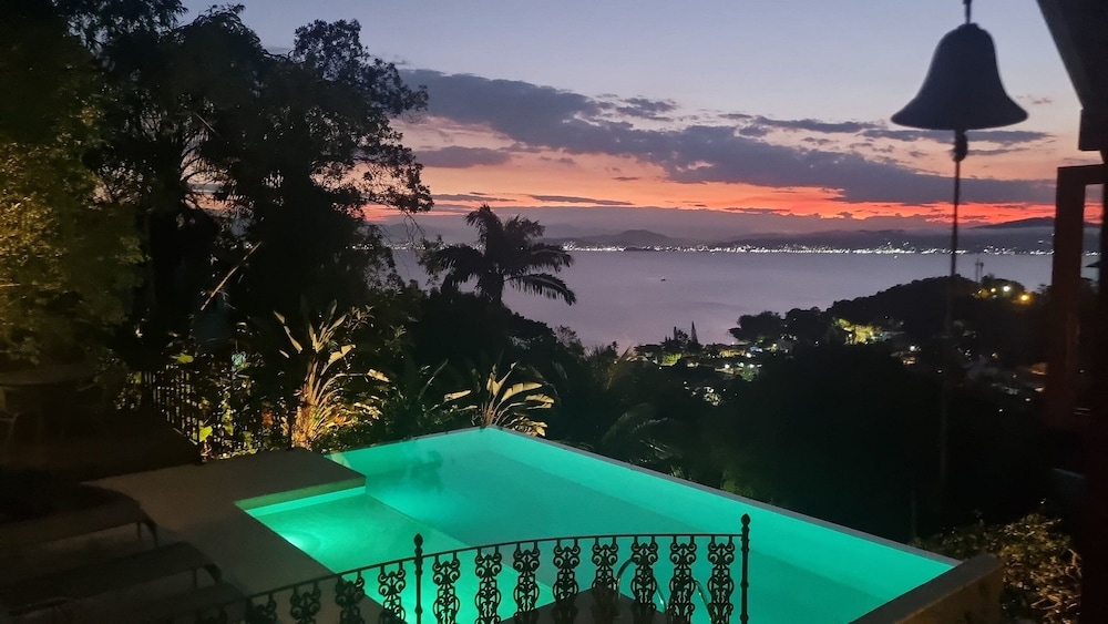 Charmosa Suíte em Sambaqui