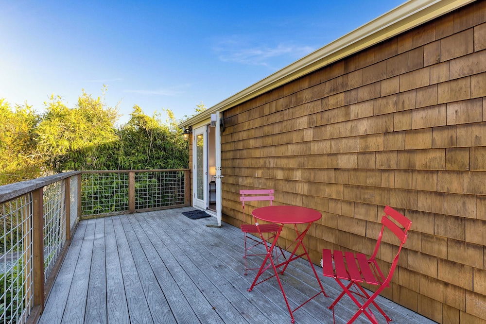 Cozy Whidbey Island Stay Steps on the Beach Fireplace, Bbq, Near Trails