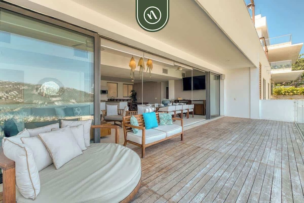Luxury 4 BR Condo - Amazing Bay View - Pool