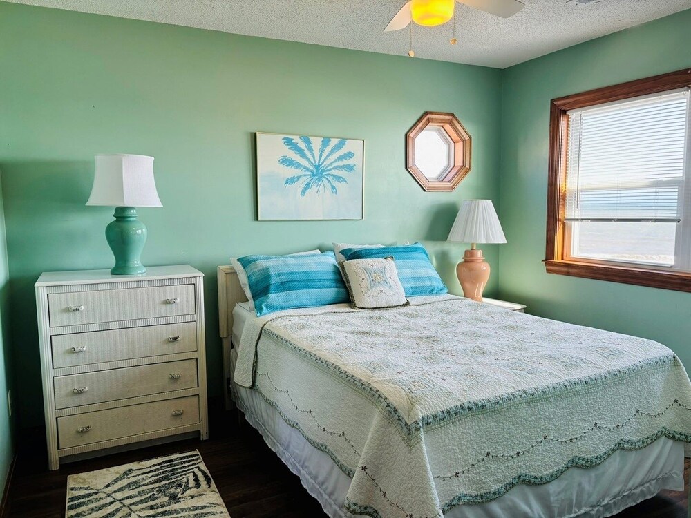 Great Place 5 Bedroom Home by RedAwning
