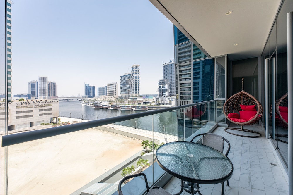 SIMPLY COMFORT Urban Chic Suites in J One Tower City & Canal Views
