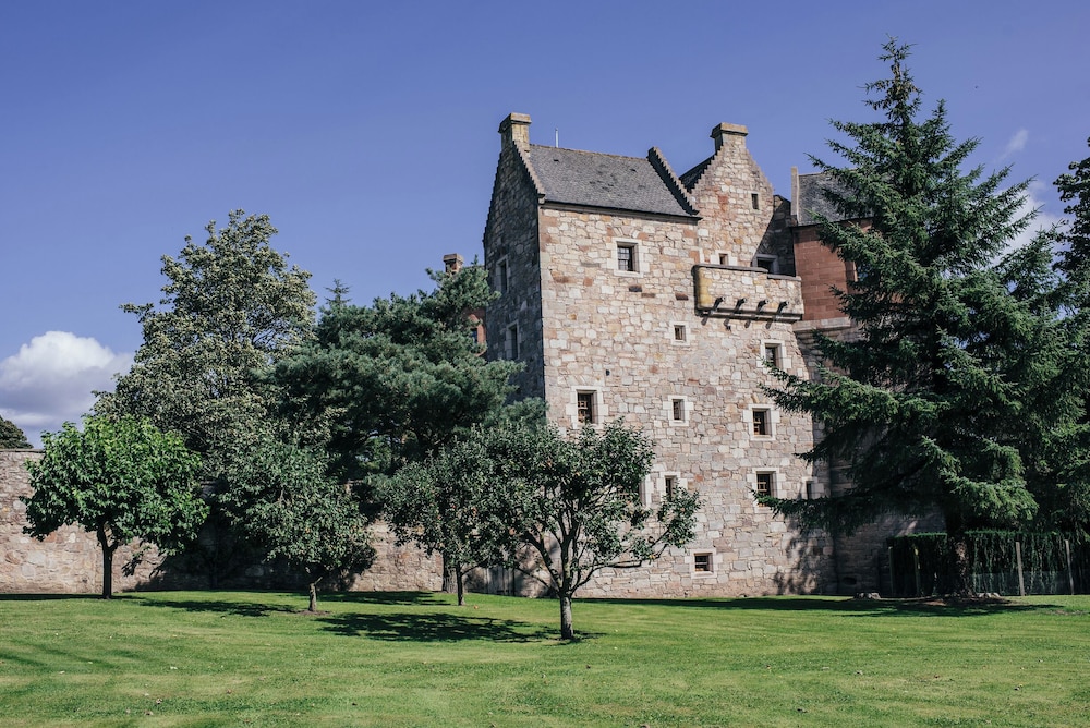 Historic 6-Bedrooms Castle Retreat