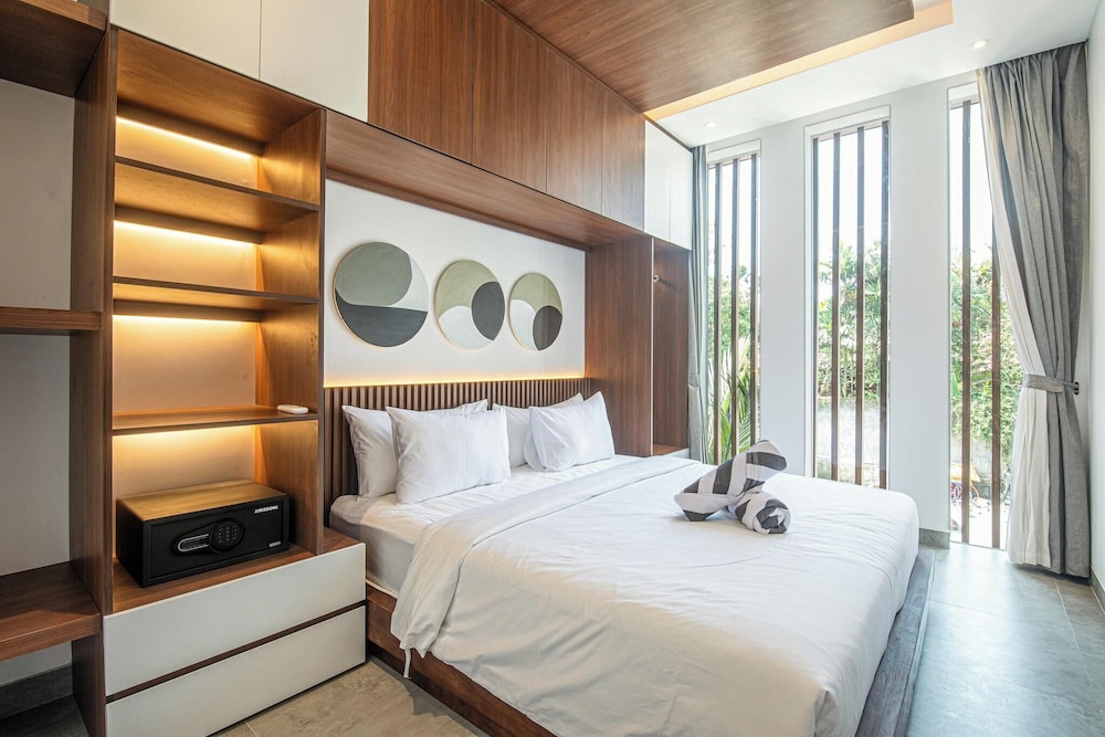 Tropical Elegance 5BR Canggu Villa Near Beach