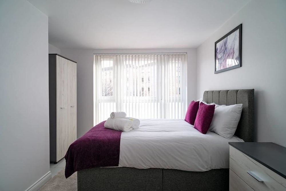 Modern Bright Apartment Near Centre view 3