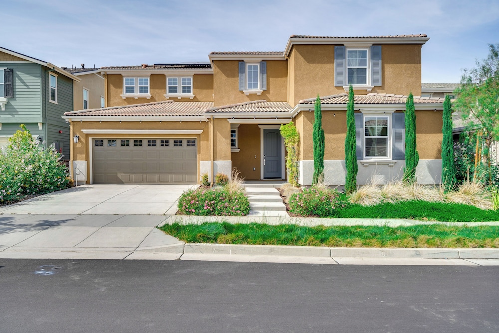 Pool Paradise: Spacious Tracy Home w/ Yard!