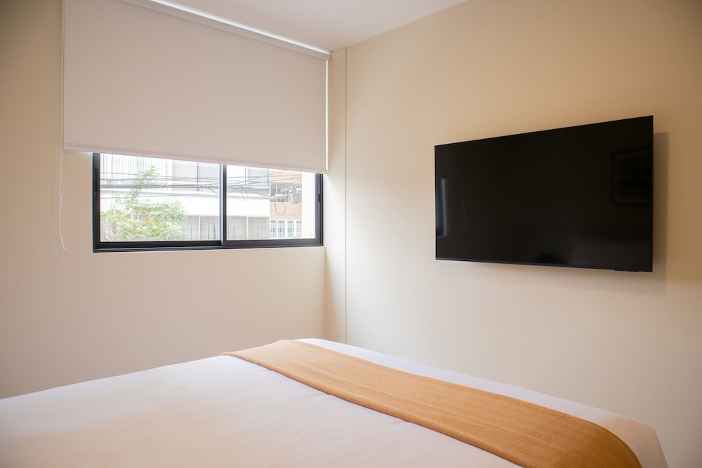 w Chic 1BR Apartment w Scenic Balcony in Central Miraflores