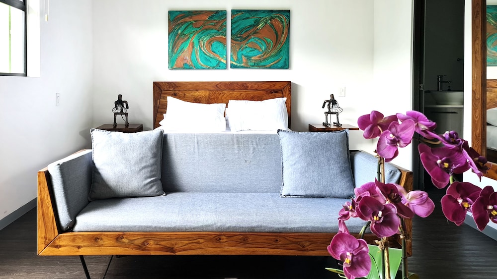 BEE Suites Santa Ana