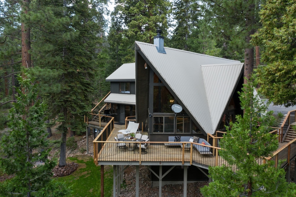 Timberline by Avantstay Stunning Chalet Cabin w/ Hot Tub, Pool Table Home Theater! - Property Image 4