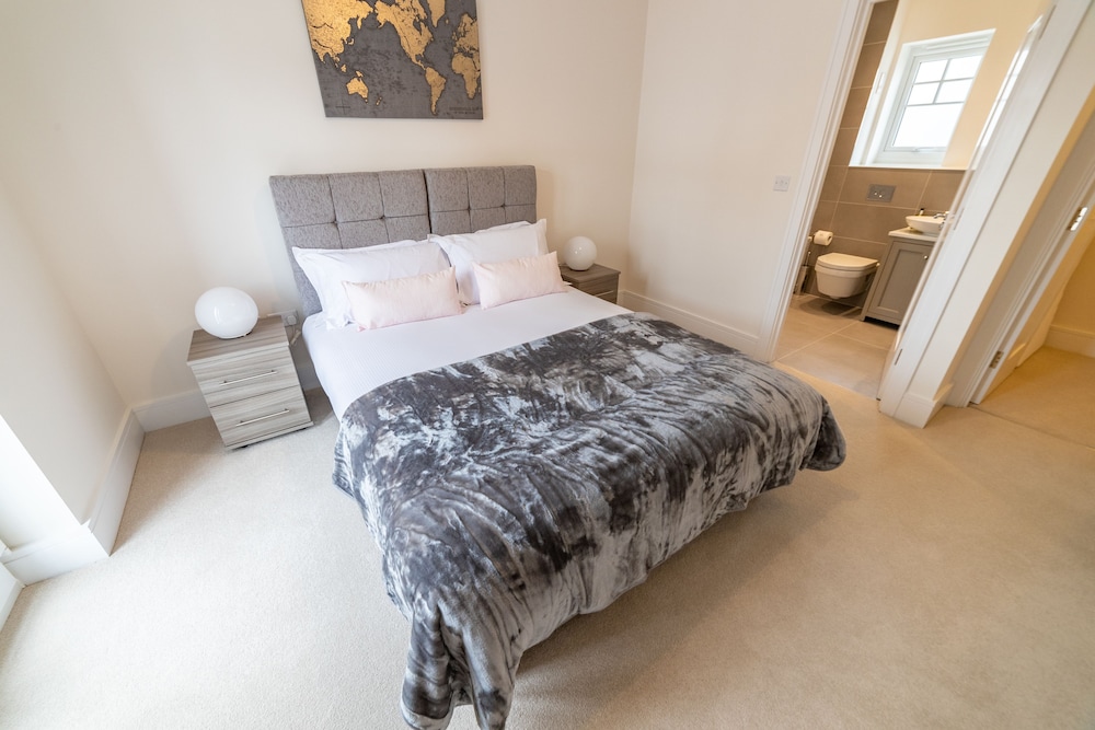Reading Green Park Village Serviced Apt