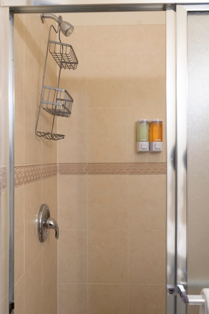 Open & Modern Pool #b Walk To Beach 2 Bedroom Condo