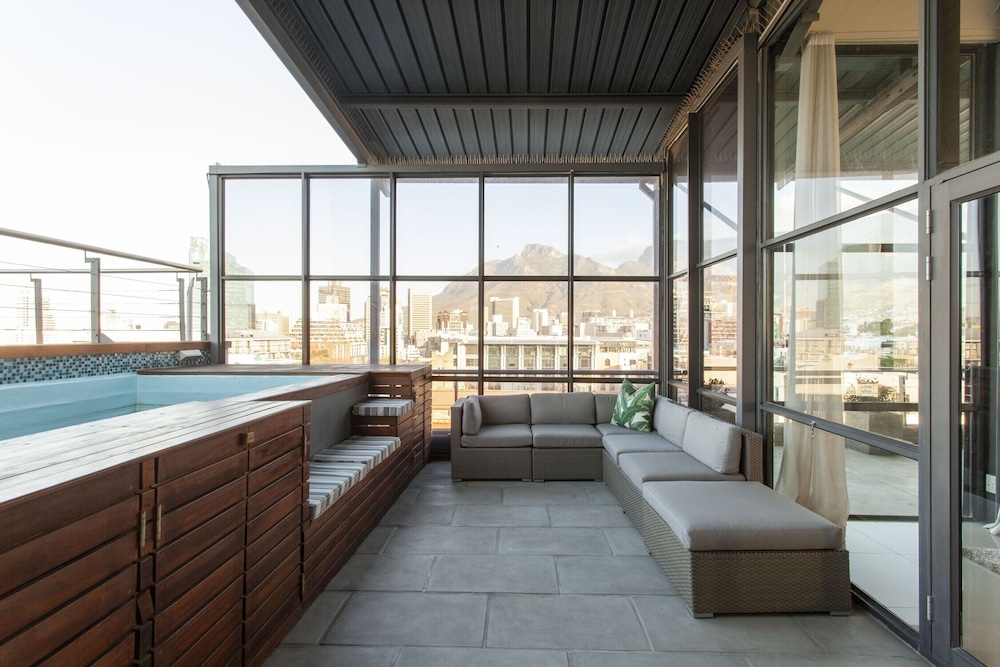 Hillhouse Penthouse 7th Floor