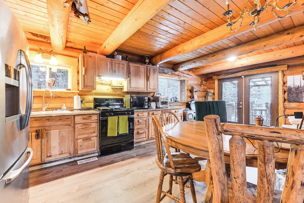 3 Mi to Kenai River: Secluded Sterling Cabin!