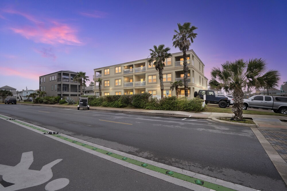 Hotel 129 E Cora Lee Dr. #203 2 Bedroom Condo by RedAwning - Image 1