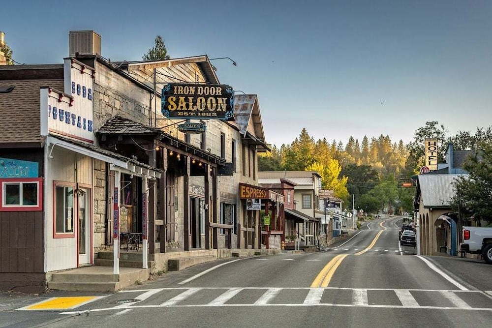 Whispering Pines Retreat 5 Bedroom Home by Yosemite Region Resorts