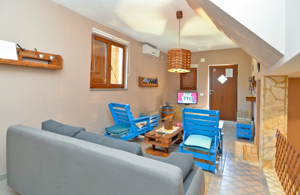 Apartment 877