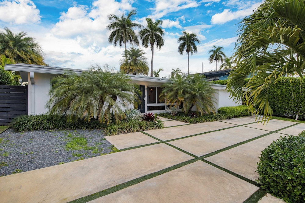 Luxury Waterfront Home w/ Pool, Hot Tub & Dock Near Las Olas Gulfstream