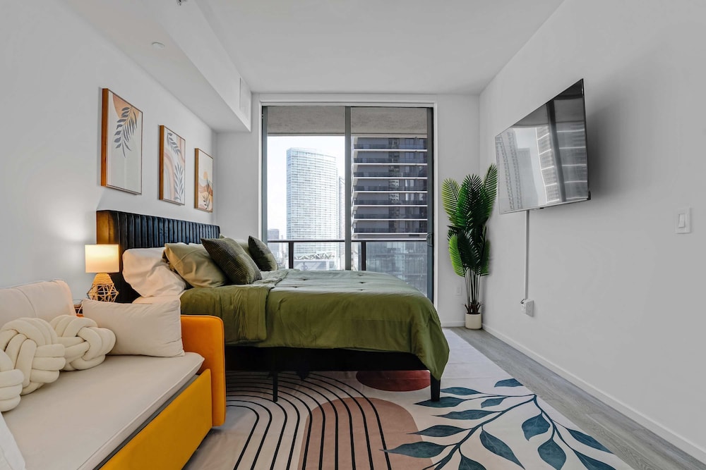 CBD Luxepad 2b2b With City Bay Views Gym Lounge