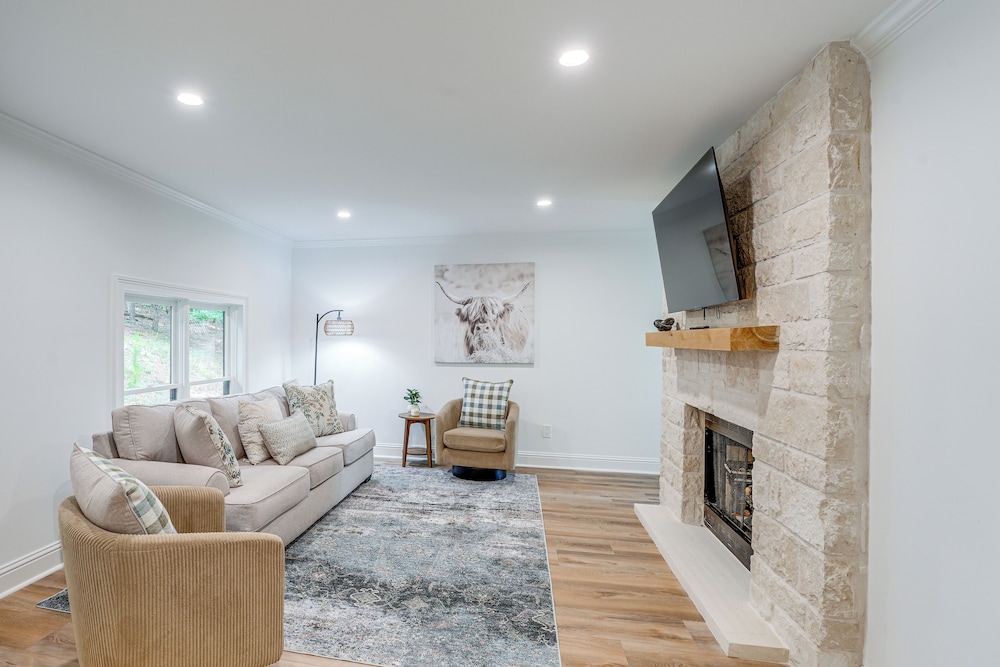 Hot Tub, Decks & 2 Kitchens: Mtn-view Jasper Gem!