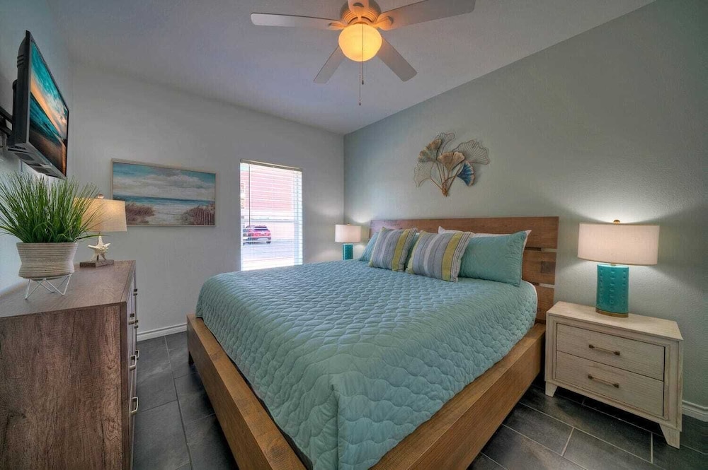 Sleeps 23, 2 Beachside Homes Resort Pool, Walk to the Beach, Balcony + Yard