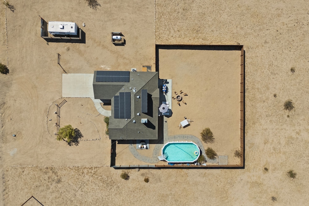 Casa De Kota by Avantstay Pool Firepit Games Secluded Chic