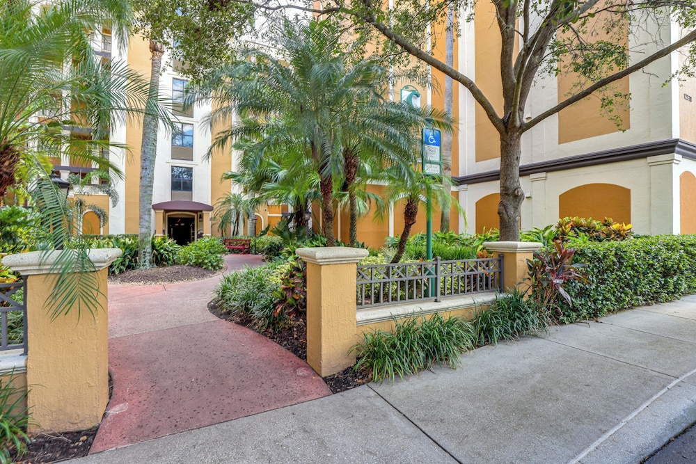 Poolside Oasis: 7 Mi to Disney & Universal