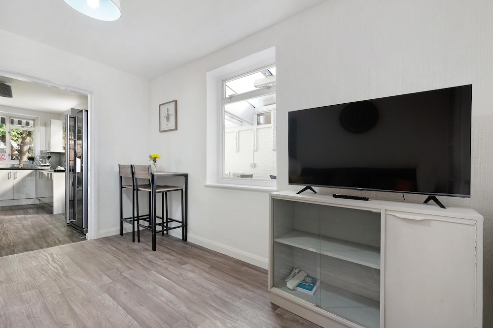 Heathrow Living Stanwell Serviced House