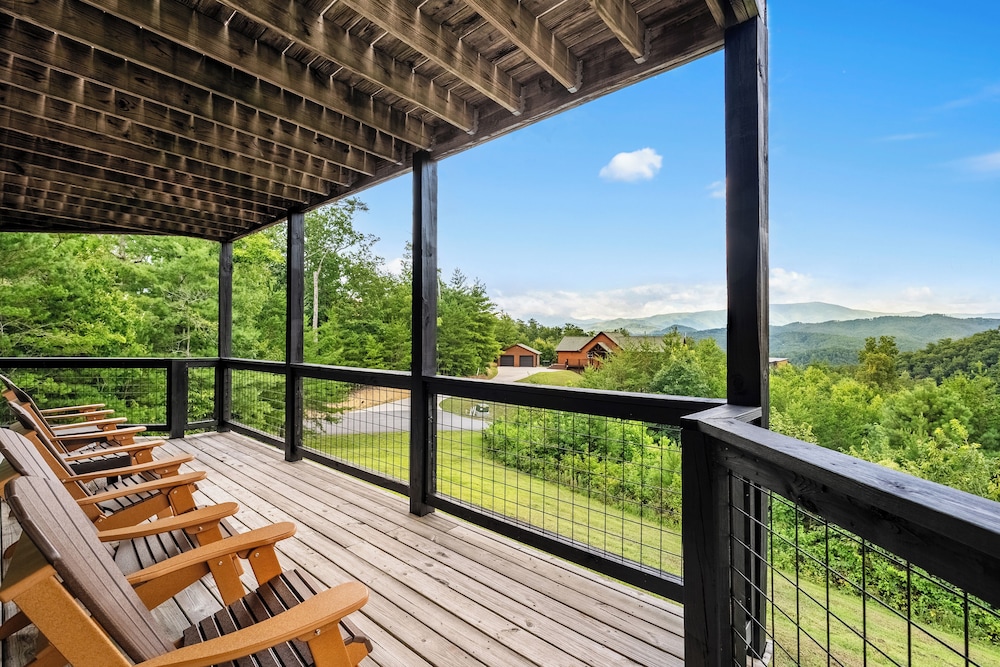 Amazing View Cabin w Gameroom Hot Tub Fire Pit