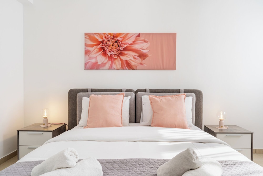 Averna - Breezy 2-BR Apt. in Larnaca