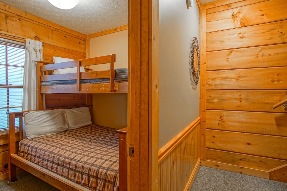 Loggers Run #7: 5 Bedrooms, 3.5 Bath: Slope Side. Overlooks The Ski Trail !